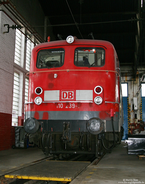 110 239 mit montierter Griffstange im Bw Köln Deutzerfeld