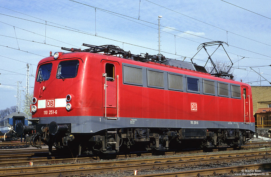110 251 in verkehrsrot im Bahnhof Köln Bbf