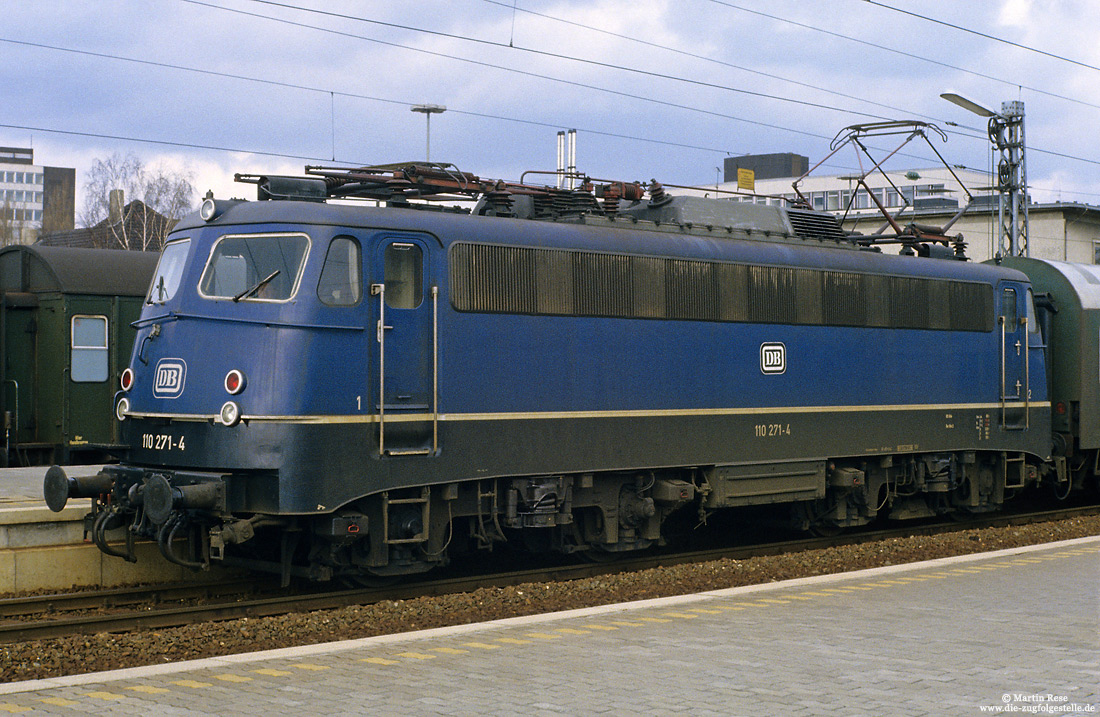 110 271 in blauer Lackierung als Bügelfalten-110 im Bahnhof Paderborn Hbf