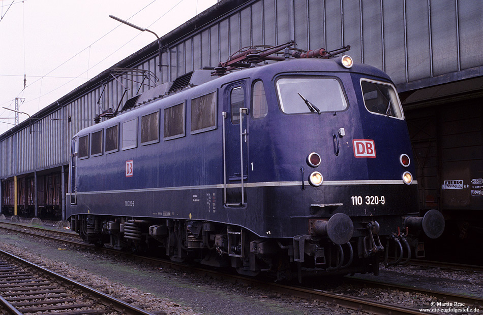 110 320 in blauer Lackierung und rotem DB-Keks im Bahnhof Trier Hbf