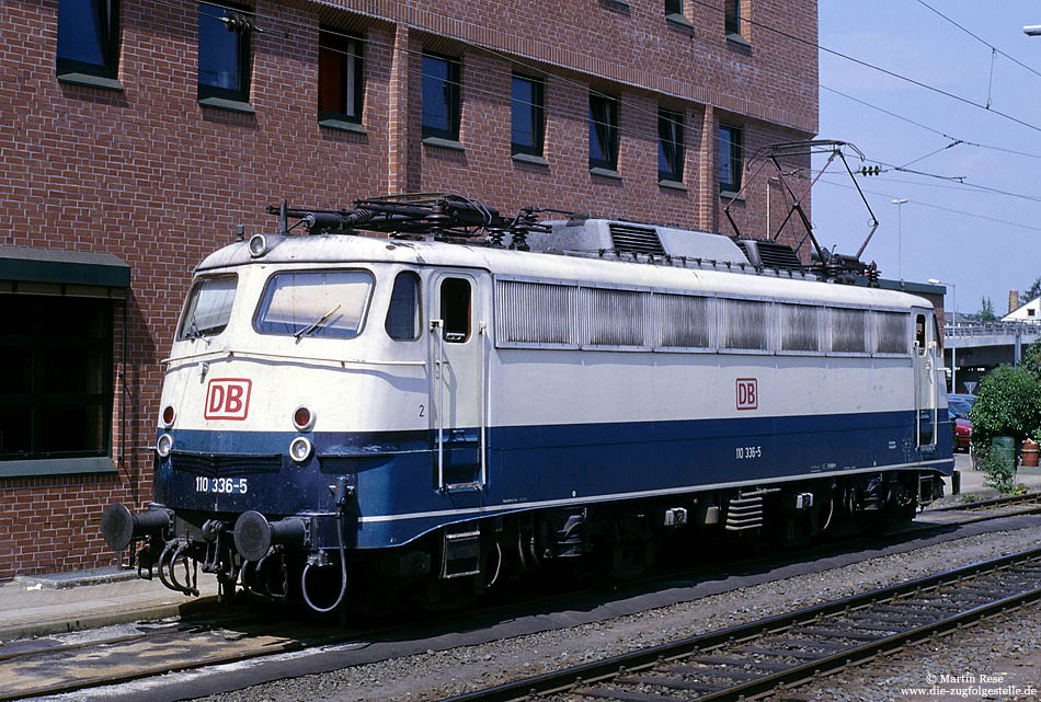 110 336 in ocanblau beige mit Griffstangen im Bahnhof Koblenz Hbf