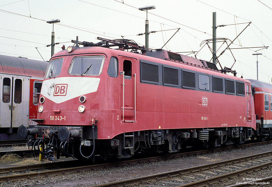 110 343 in orientrot und Verschleißpufferträger im Bahnhof Köln Deutzerfeld