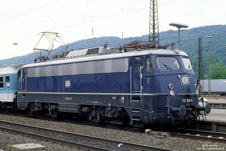 110 348 in blauer Lackierung im Bahnhof Gemünden