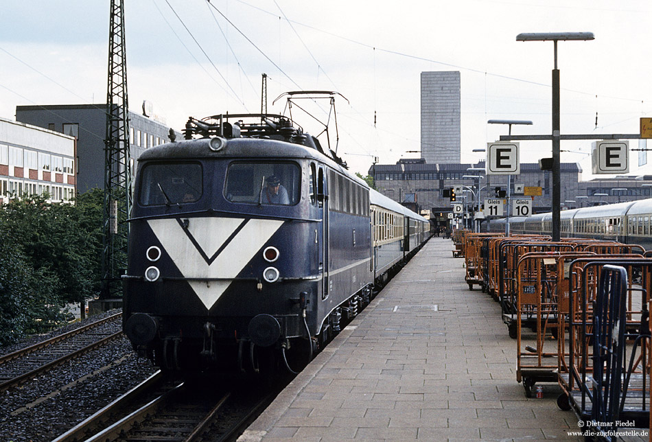110 365 in blauer Lackierung und Versuchsanstrich im Bahnhof Hamburg Altona