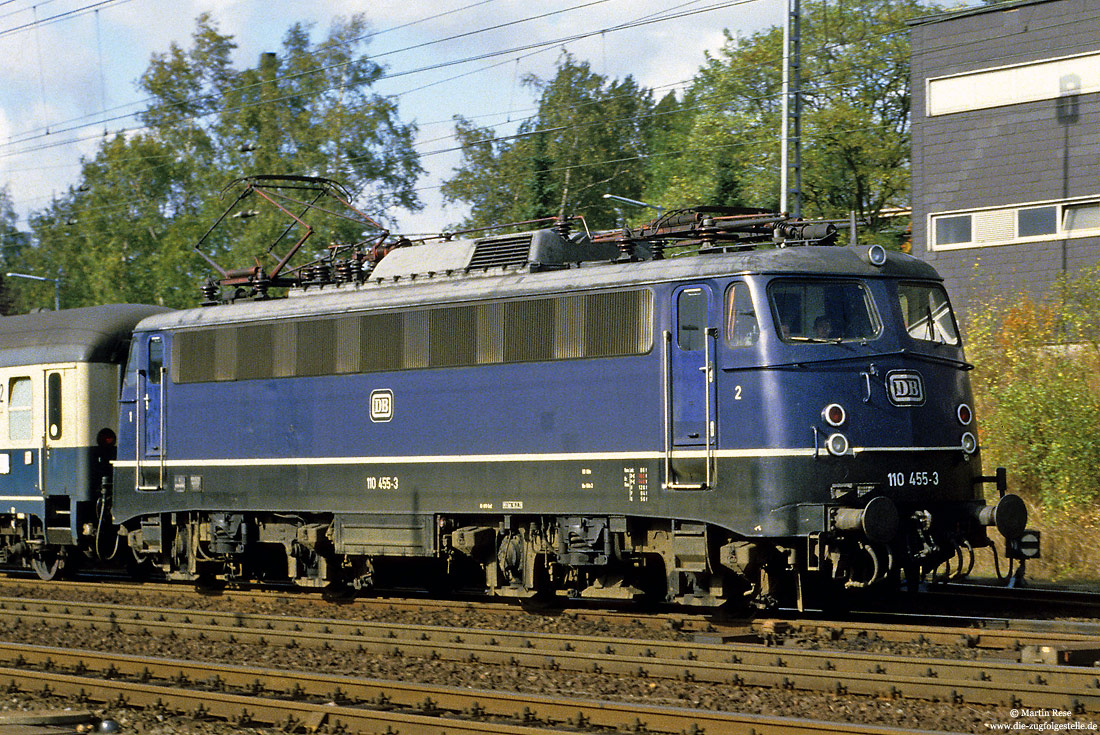 110 455 in blauer Lackierung im Bahnhof Warburg