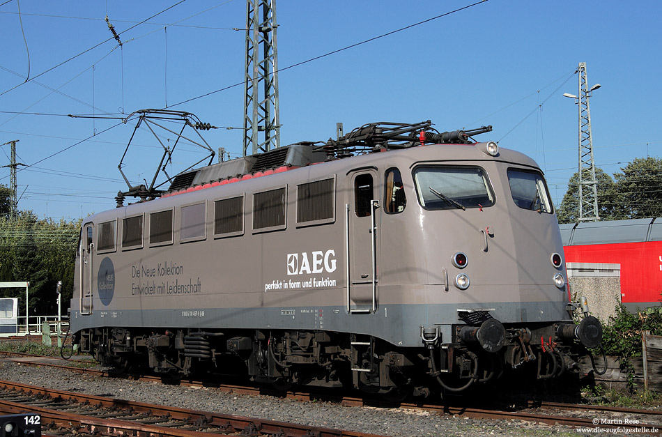 110 457 mit Werbung für AEG-Innovationszug im Bahnhof Köln Bbf