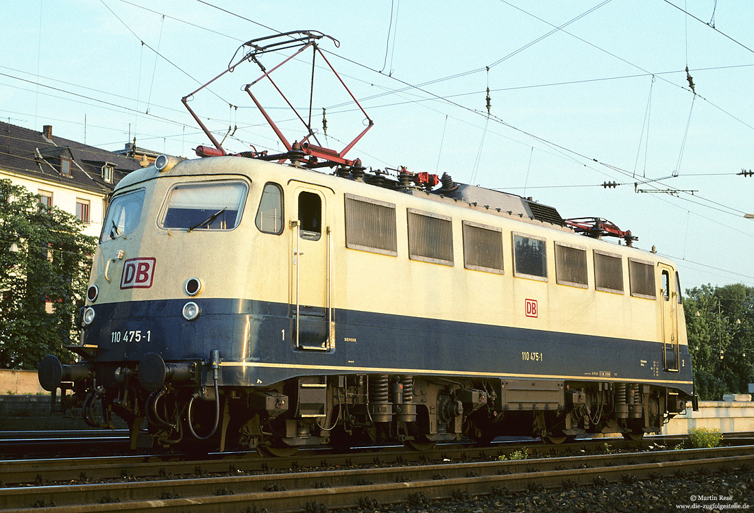 110 475 in ocanblau beige und mit Flexicoilkastenabstützung im Bahnhof Koblenz Hbf