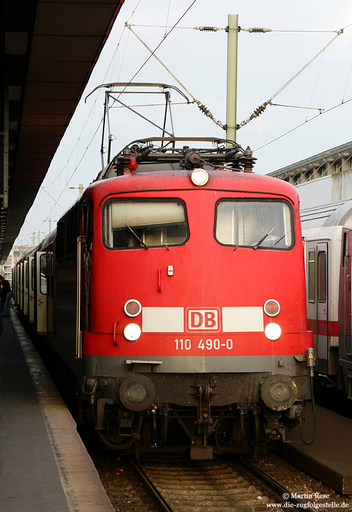 110 490 ex 112 490 in verkehrsrot und mit LZB im Bahnhof Hannover Hbf