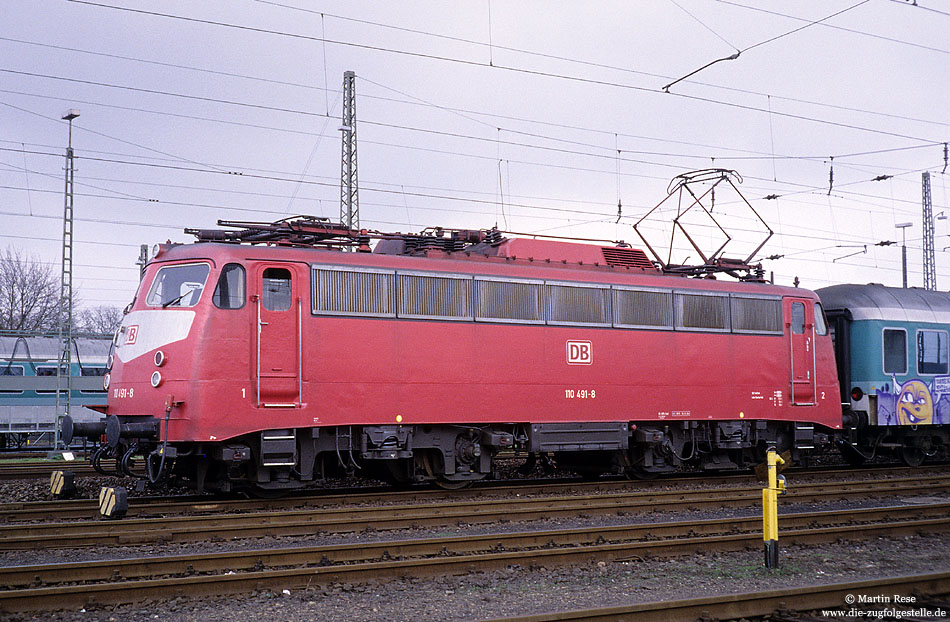 110 491 ex 114 491, ex 112 491 in orientrot im Bahnhof Köln Bbf