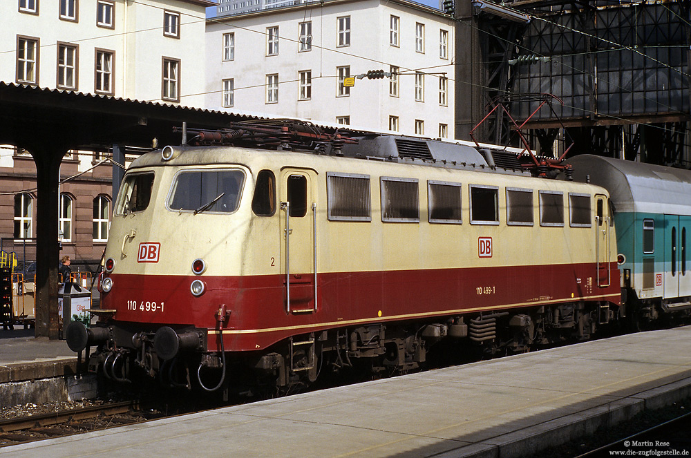 110 499 ex 114 499 in rot beige im Bahnhof Frankfurt/Main Hbf