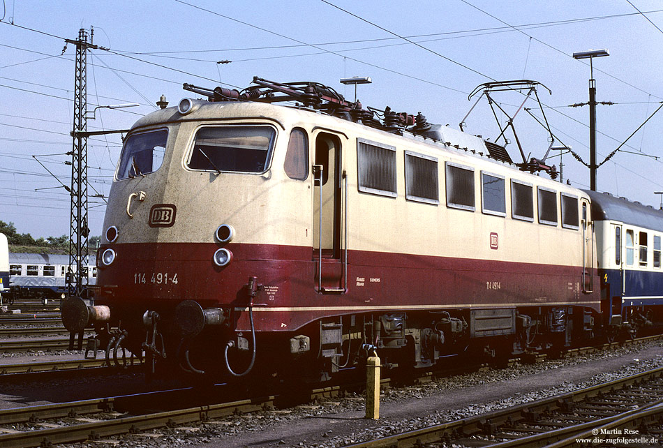 114 491 ex 112 491 in rot beige im Bahnhof Köln Deutzerfeld