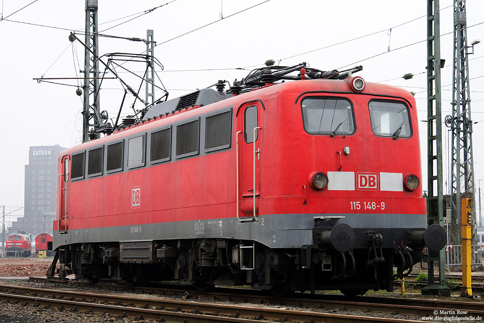 115 148 ex 110 148 in verkehrsrot im Bahnhof Köln Bbf