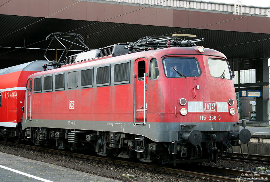 115 336 ex 110 336 in verkehrsrot im Bahnhof Düsseldorf Hbf