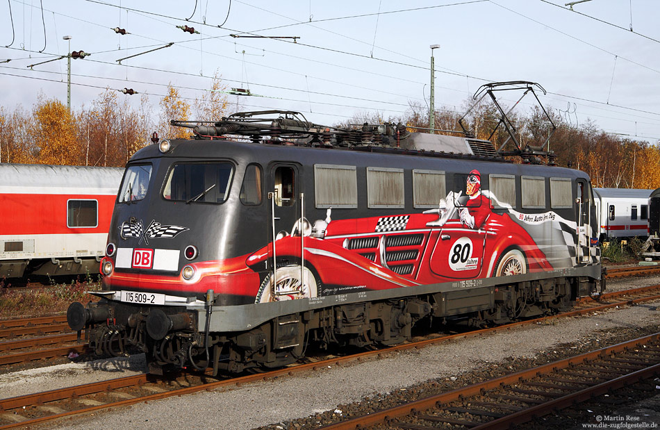 110 509 mit Werbung für 80 Jahre Autozug im Bahnhof KDortmund Bbf