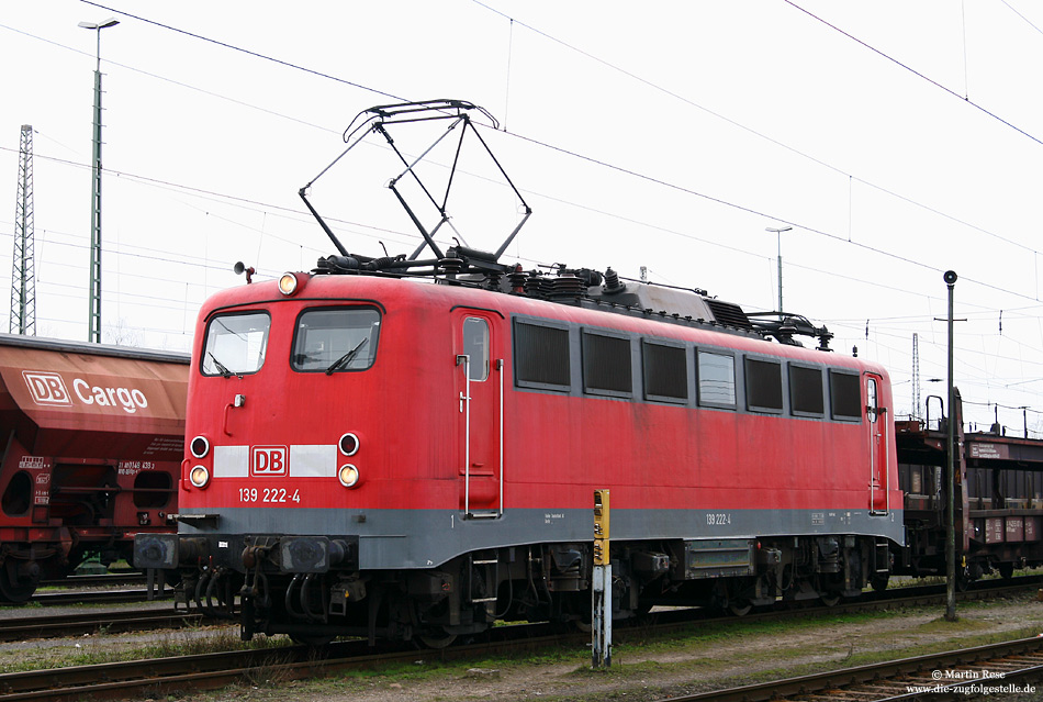 139 122, ex 110 222 in verkehrsrot im Bahnhof Seelze Rbf