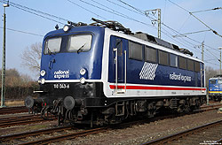 110 043 der PRESS ehemals 110 511 mit Werbung für National Express in Emden Hbf
