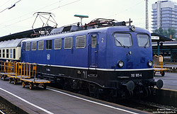 110 105 in blau im Bahnhof Kassel Hbf