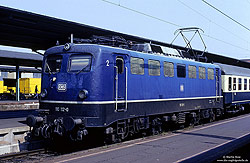 110 112 mit alten Lüftern in blau in Kassel Hbf
