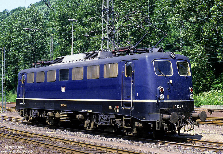 110 124 vom Bw Köln Deutzerfeld, fotografiertam 14.6.1986 in Altenbeken.