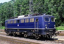 110 124 vom Bw Köln Deutzerfeld, fotografiertam 14.6.1986 in Altenbeken.
