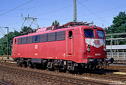 110 126 in orientrot im Bahnhof Mönchengladbach Hbf
