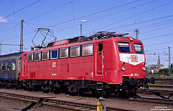 110 133 in orientrot im Bahnhof Köln Deutzerfeld