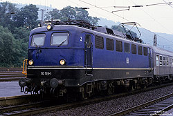 110 159 mit alten Lüftern in blau im Bahnhof Marburg