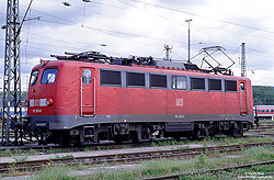 110 169 in verkehrsrot und mit LZB im Bahnhof Stuttgart Bbf 