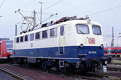 110 170 in ocanblau beige und Einfachlampen im Bahnhof Köln Deutzerfeld
