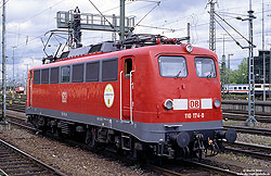 110 174 in verkehrsrot im Bahnhof Stuttgart Hbf 