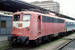 110 194 im verblasstem orientrot im Bahnhof Würzburg Hbf
