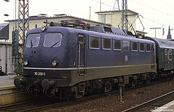 110 206 in blau mit Klattelüftern im Bahnhof Paderborn Hbf