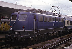 110 208 in blau mit Klattelüftern im Bahnhof Hamm