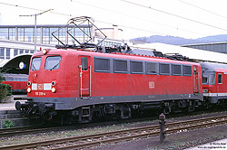 110 209 in verkehrsrot im Bahnhof Köln Heidelberg