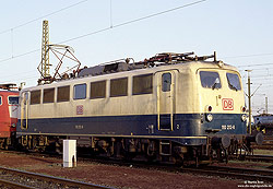 110 212 in oceanblau beige im Bahnhof Köln Deutzerfeld