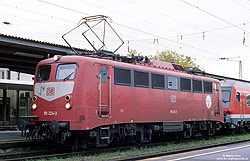 110 224 in orientrot im Bahnhof Heilbronn Hbf