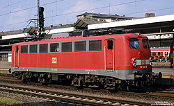 110 225 in verkehrsrot im Bahnhof Koblenz Hbf 