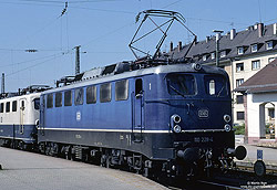 110 228 in blau im Bahnhof Friburg