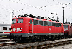 110 231 in verkehrsrot im Bahnhof Dortmund Bbf