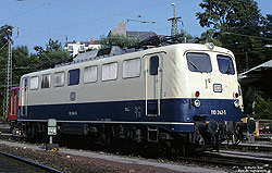 110 242 in ocanblau beige im Bahnhof Aachen Hbf