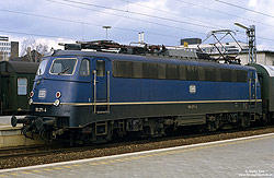 110 271 in blauer Lackierung als Bügelfalten-110 im Bahnhof Paderborn Hbf