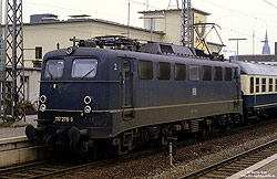 110 278 in blauer Lackierung mit Mehrfach-Düsengitter mit Senkrechten Lamellen im Bahnhof Paderborn Hbf