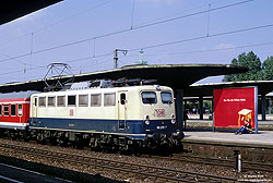 110 279 in ocanblau beige im Bahnhof Köln Deutz