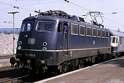 110 305 in blauer Lackierung und Einzellüfter ohne Fenster im Bahnhof Brackwede