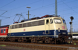 110 307 in ocanblau beige im Bahnhof Köln Deutzerfeld
