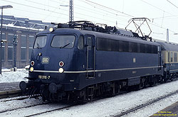 110 316 in blauer Lackierung und durchgehendem Lüfterband im Bahnhof Paderborn Hbf