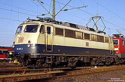 110 318 in ocanblau beige im Bahnhof Köln Deutzerfeld