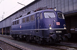 110 320 in blauer Lackierung und rotem DB-Keks im Bahnhof Trier Hbf