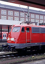 110 321 in verkehrsrot und mit Einholmstromabnehmer im Bahnhof Hannover Hbf 