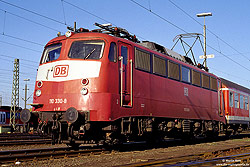 110 330 in orientrot im Bahnhof Köln Deutzerfeld